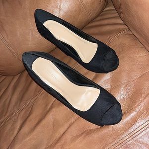 Brand New Heels Size 6 1/2 I wish they fit me  but to big ! Never worn !!